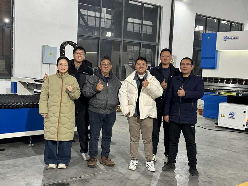 Le client indonésien visite notre usine pour l'acceptation de l'équipement et la visite du site de l'utilisateur final